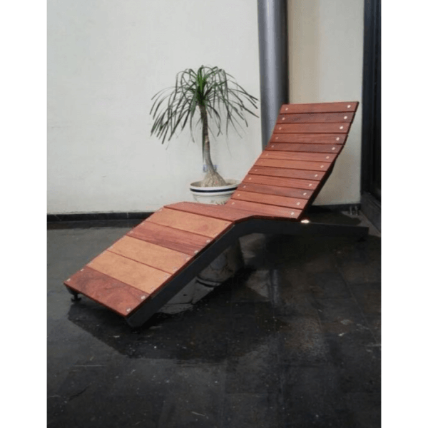 SUN BEDS IN WOOD AND STEEL